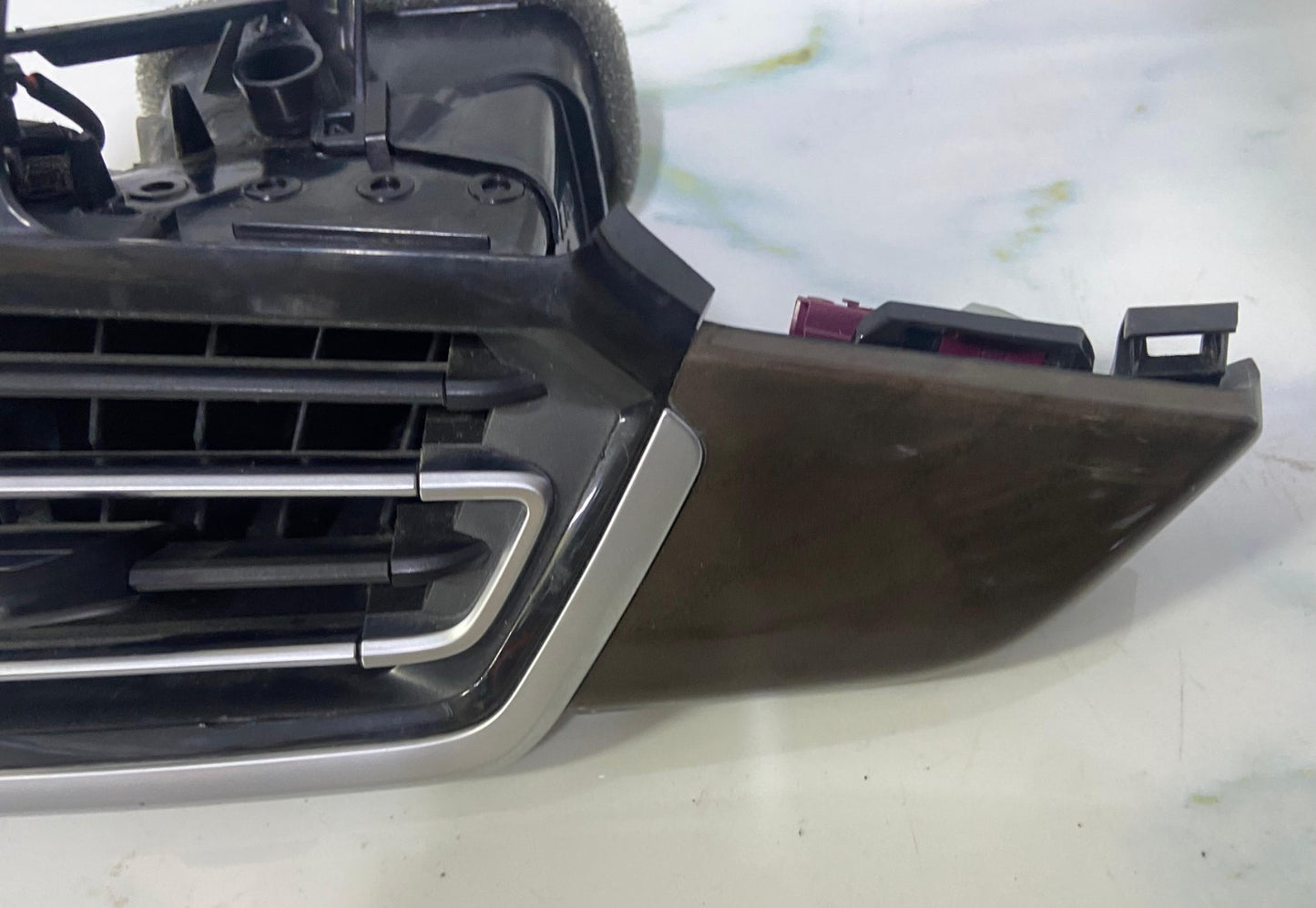 OEM BMW G05 F95 G06 F96 G07 Air Vent Fresh Air Grill Left 9399469