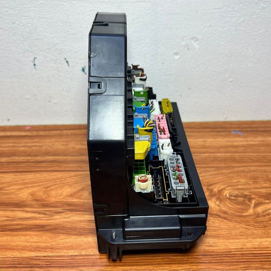 10-16 Mercedes-Benz W212 W204 Front SAM Module Relay Fuse Box A212 9009025 OEM