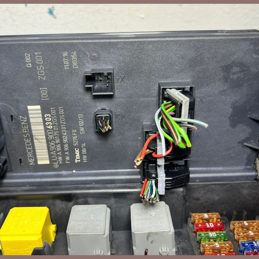 10-18 Mercedes-Benz Sprinter W906 Fuse Box SAM Control A906 9006303 OEM