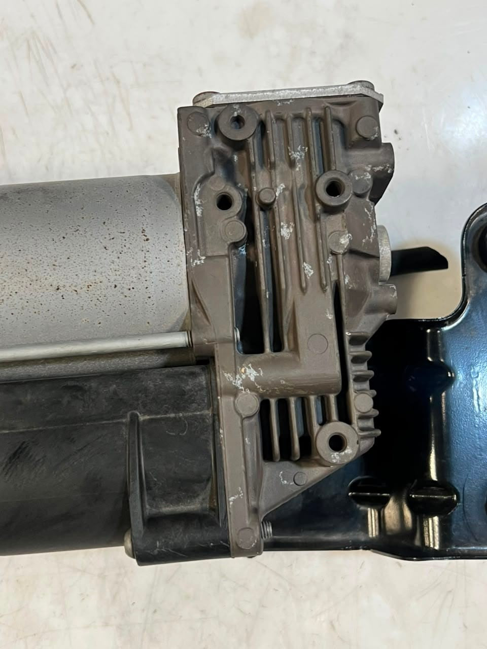 2012 BMW X5 E70 X6 E71 Air Suspension Compressor PUMP 6859714 OEM