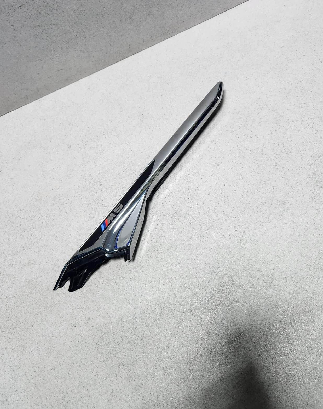 2016-2023 BMW M5 Fender Trim left front  Molding 8063205 M5 F90 