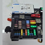 Bild in die Galerieansicht laden, 2019-2023 BMW X7 X5 G05 Rear Power Distribution Fuse Box 8706212 OEM