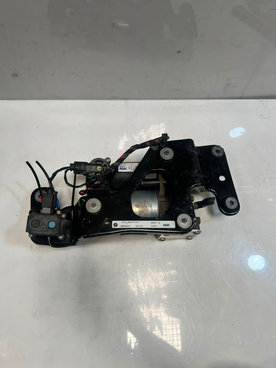 2007-2013 BMW X5 E70 and X6 E71 Air Suspension Compressor Pump 6859714 OEM
