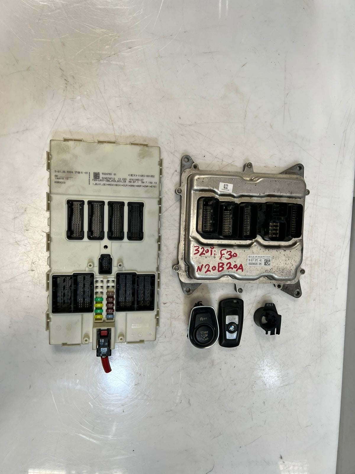 2014 BMW 320i F30 N20B20A Engine Control Module ECU SET DME+FEM+1KEY 8617375