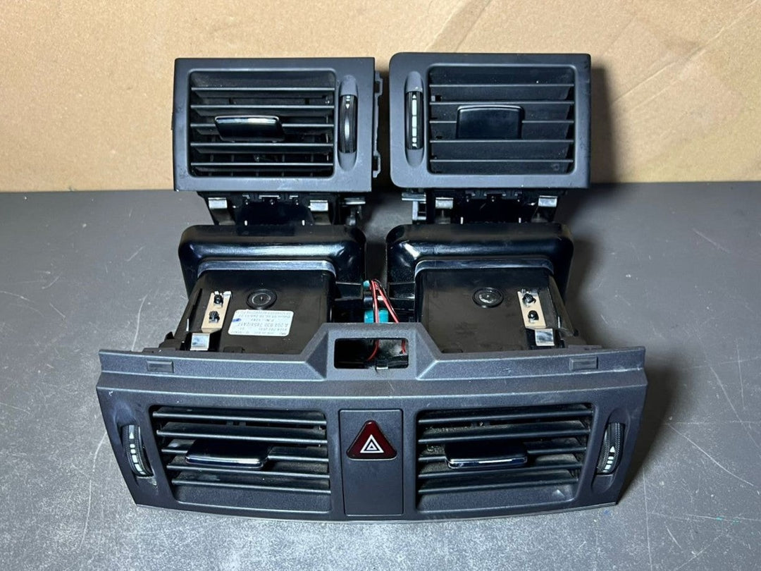 08-10 Mercedes W204 C-Class Front Center Dashboard  Heater A/C Air Vent Set