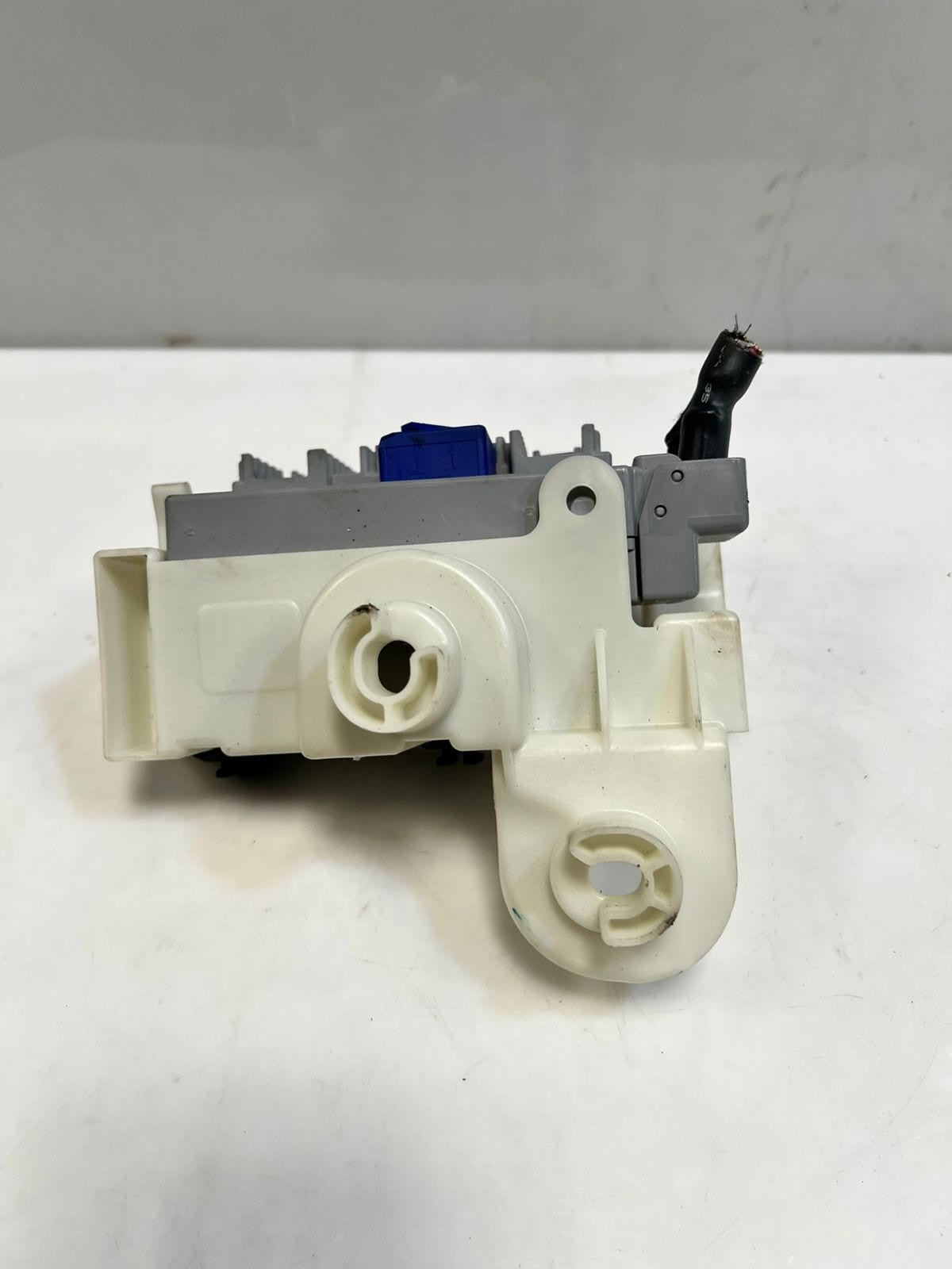 BMW 330i G20 G21 G30 G31 G11 FRONT LEFT SIDE POWER DISTRIBUTION Fuse Box 9350314
