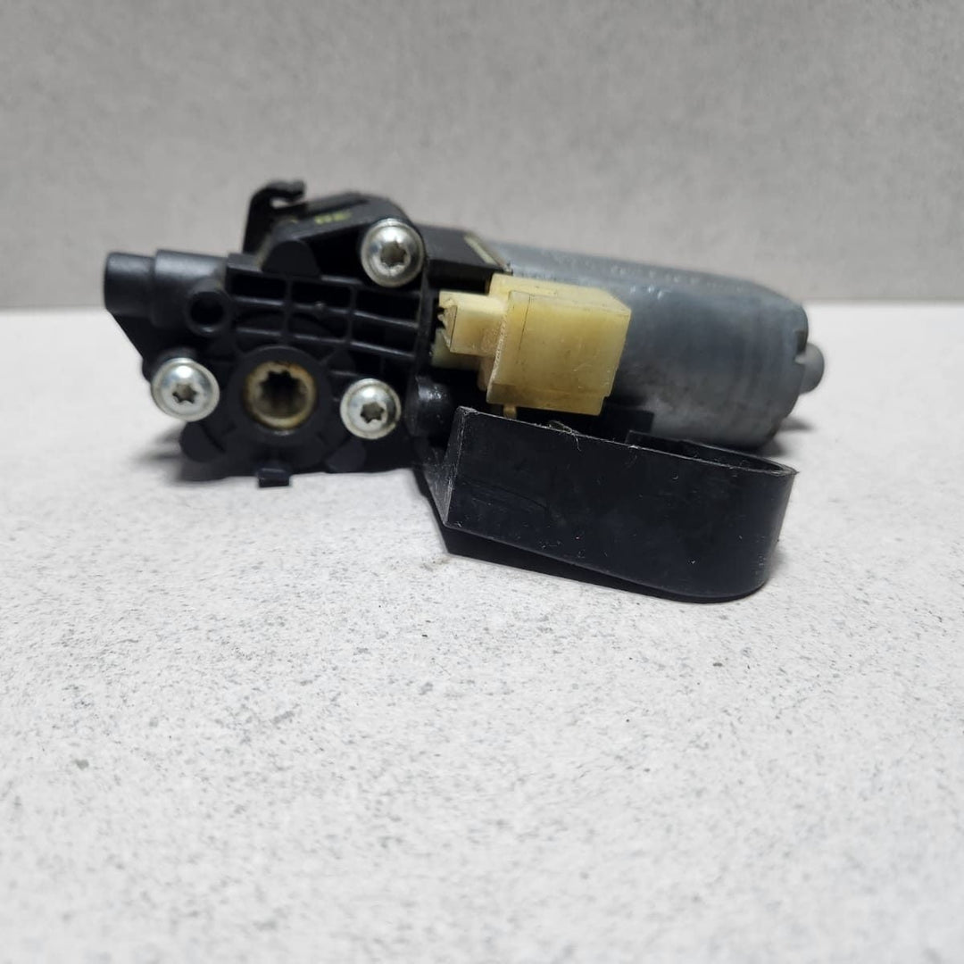2010-2015 BMW 740i Actuator Sun Blind Shade Rear Right 9178670F01, F02, F04