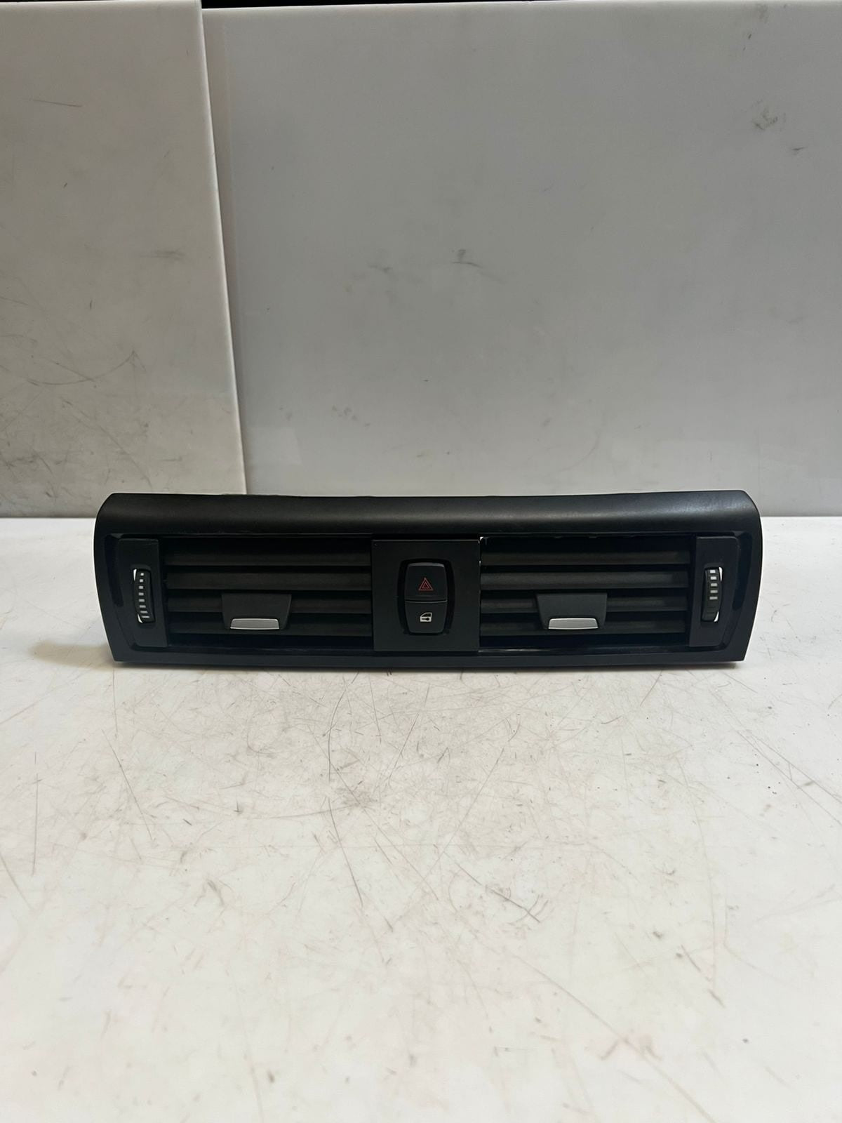 BMW 1 2 Series F20 F21 F22 F23 F2X Dashboard Center Air Vent 9205357 OEM