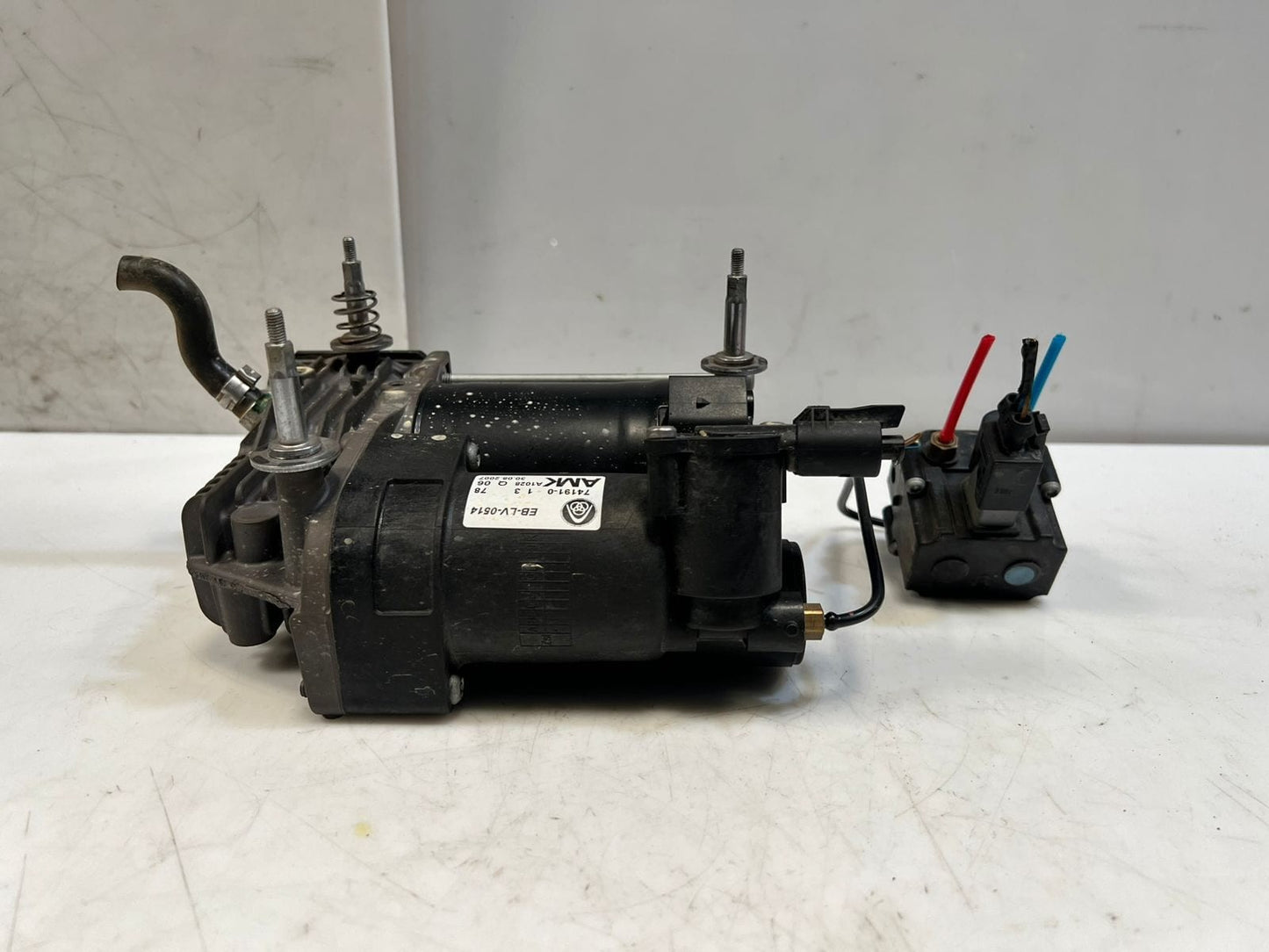 2007-2013 BMW X5 E70 and X6 E71 E72 Air Suspension Compressor EBLV0514 OEM