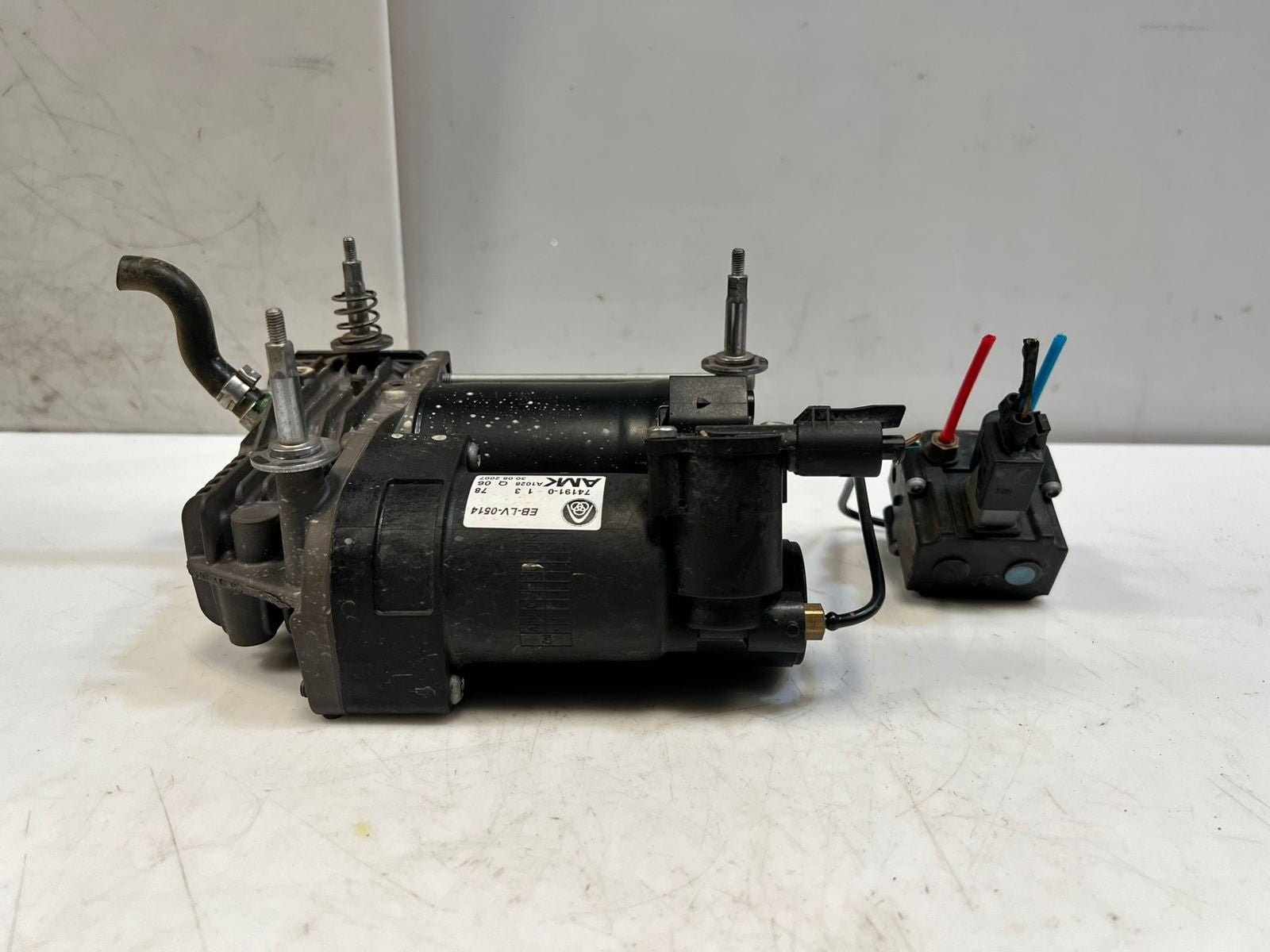 2007-2013 BMW X5 E70 and X6 E71 E72 Air Suspension Compressor EBLV0514 OEM