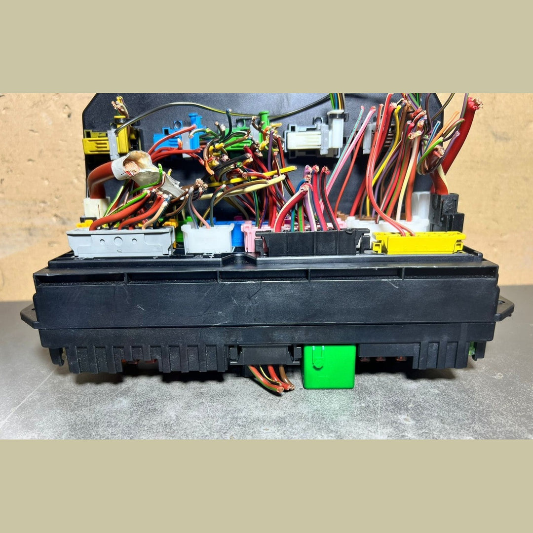 10-16 Mercedes-Benz W204 W212 Front SAM Module Relay Fuse Box A212 9000106 OEM