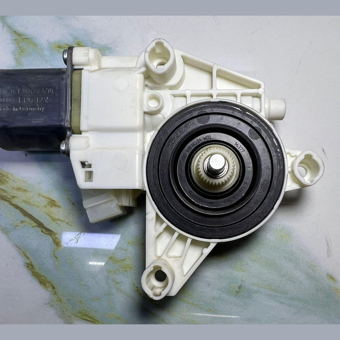 2013-18 Mercedes A200 Front Door Window Regulator Motor A2469065100 A-Class W176