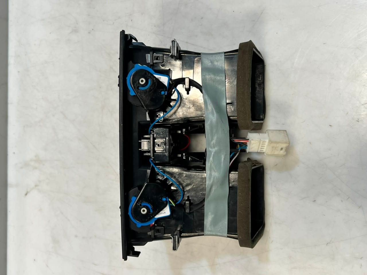 2008 BMW 750i 7 Series F01 F02 F03 F04 Rear Center Console Air Vent 9118249 