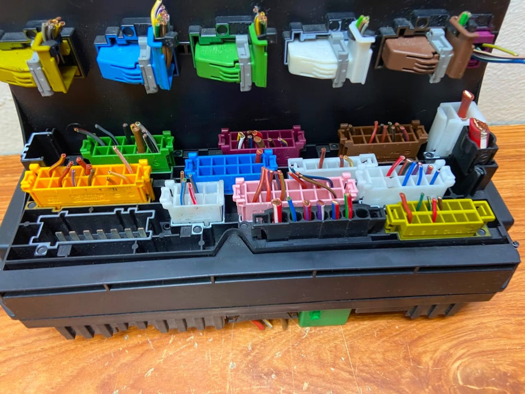 Mercedes-Benz X204 GLK Fuse Box Sam Relay Control Module Front A2129008207 W212
