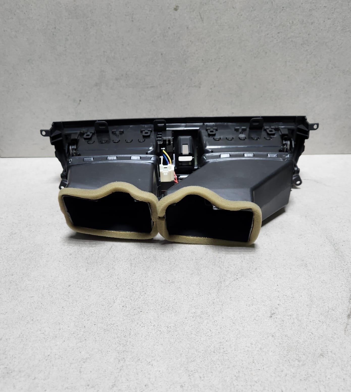 BMW Center Dash Air Vent 9209136 F10 F11 F12 F10 F11 F12 AFTERMARKET