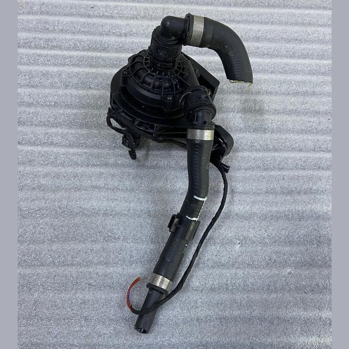 OEM BMW F70 F74 F78 U06 U11 U12 U10 LCI Auxiliary Water Pump 9455020 BOSCH