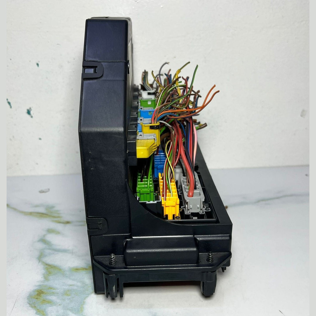 10-16 Mercedes-Benz W212 W204 Front SAM Module Relay Fuse Box A212 9004500 OEM