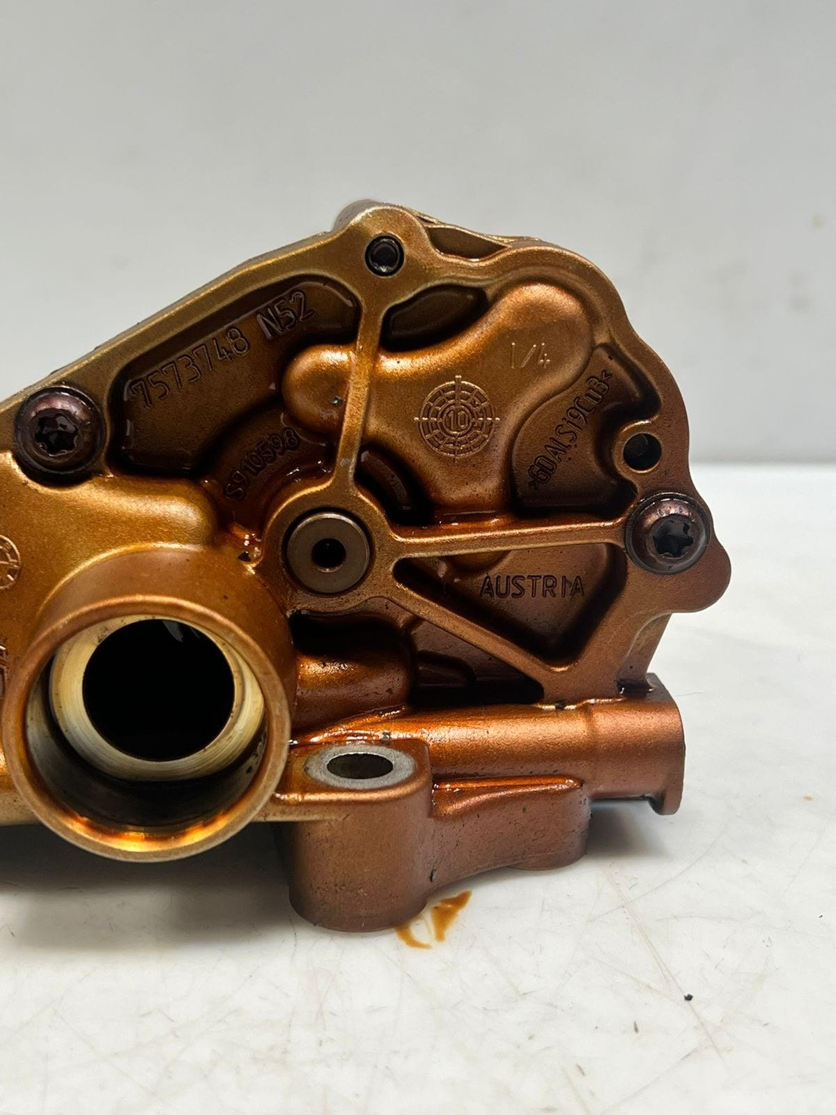 2011-2012 BMW X3 F25, 528i F10 and Z4 E89 3.0L Engine Oil Pump 7573748 OEM