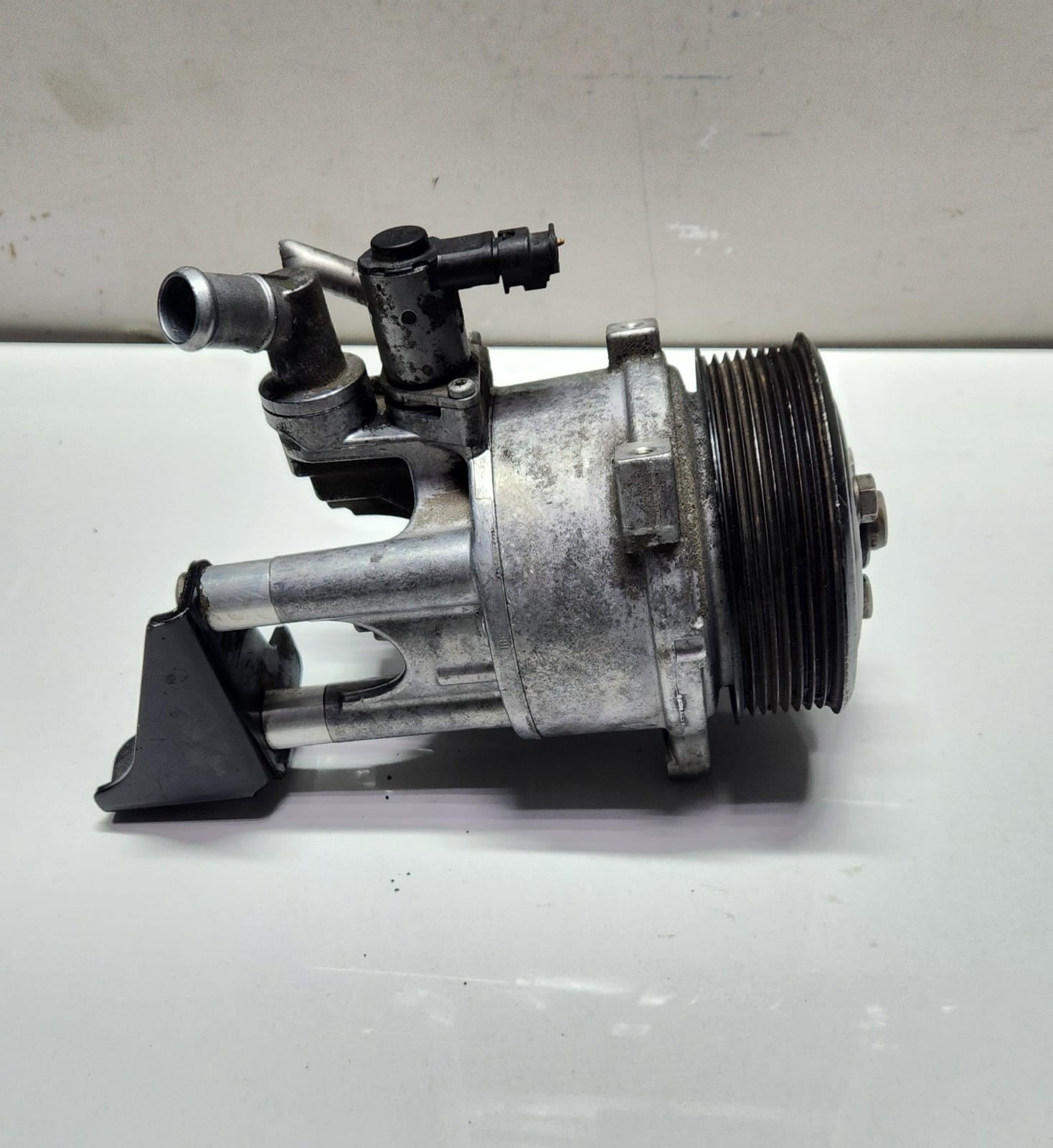 BMW  F10 Hydraulic Pump Dynamic Drive 6850590 6 Series OEM