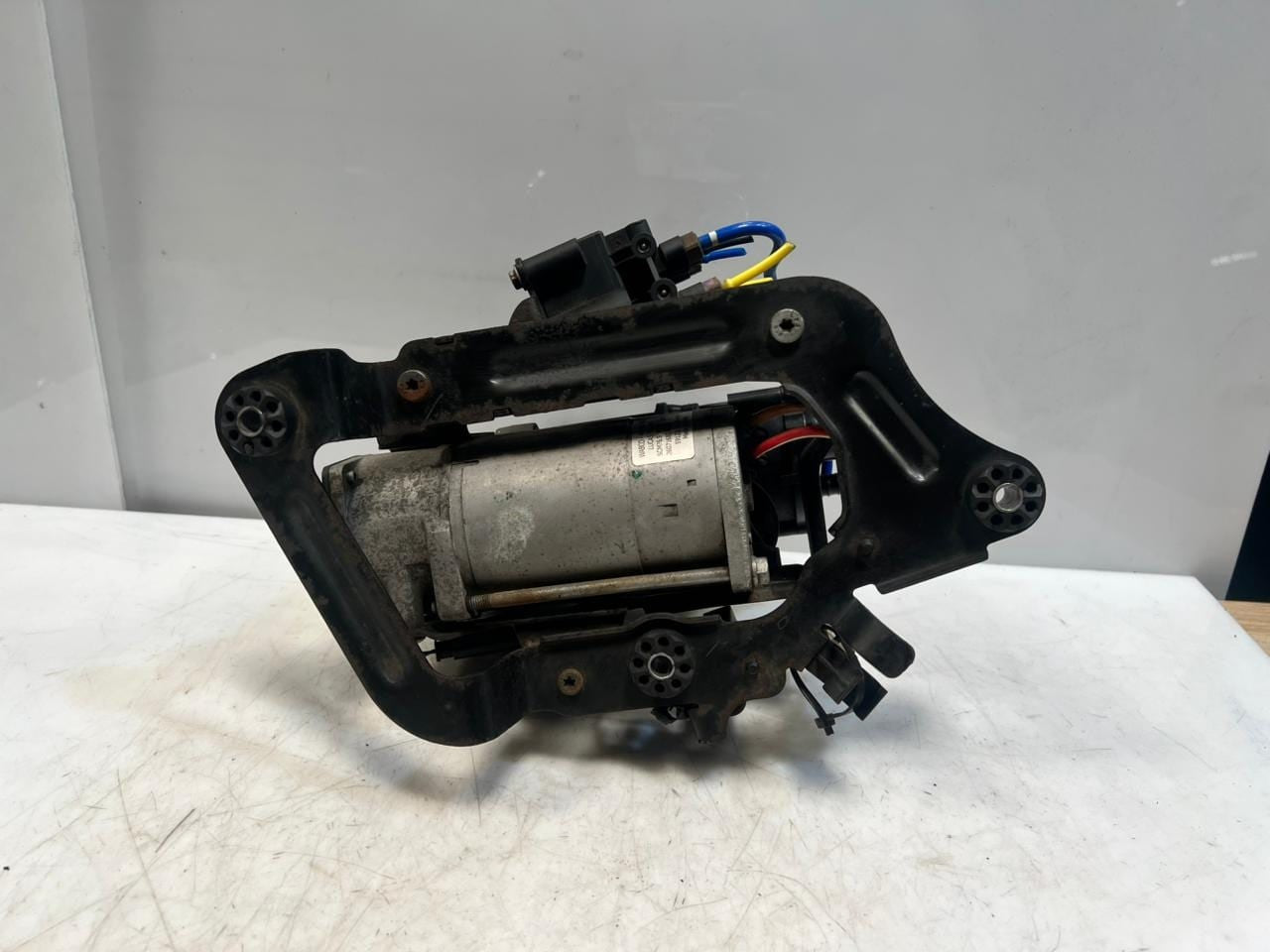 2015-2020 BMW 740i 7 Series G11 G12 Air Suspension Compressor Pump 443021002 OEM
