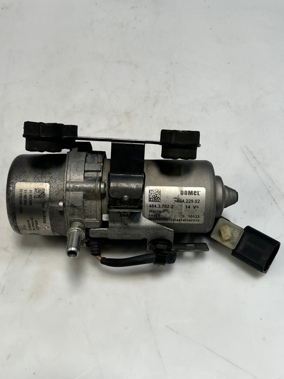 BMW 5 Series F10 F11 N55 3.0 ENGINE Brake BOOSTER Vacuum Pump 6857404 OEM