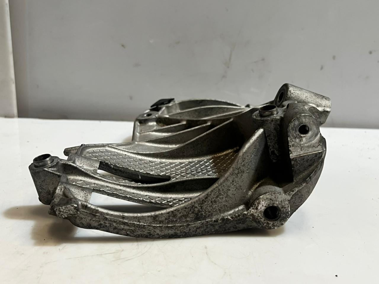 2015-2018 BMW M4 2' M2 F87 F22 F23 Air Conditioning Compressor Bracket 7585167