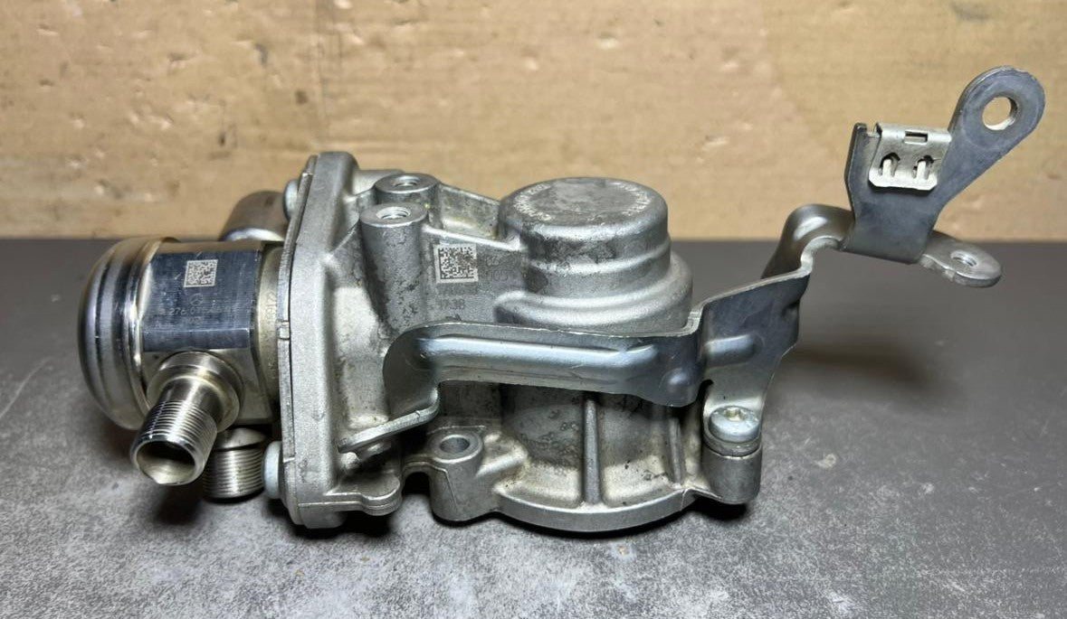 12-18 Mercedes W212 C300 M276 High Pressure Fuel Pump W/Housing A276 0700601 OEM