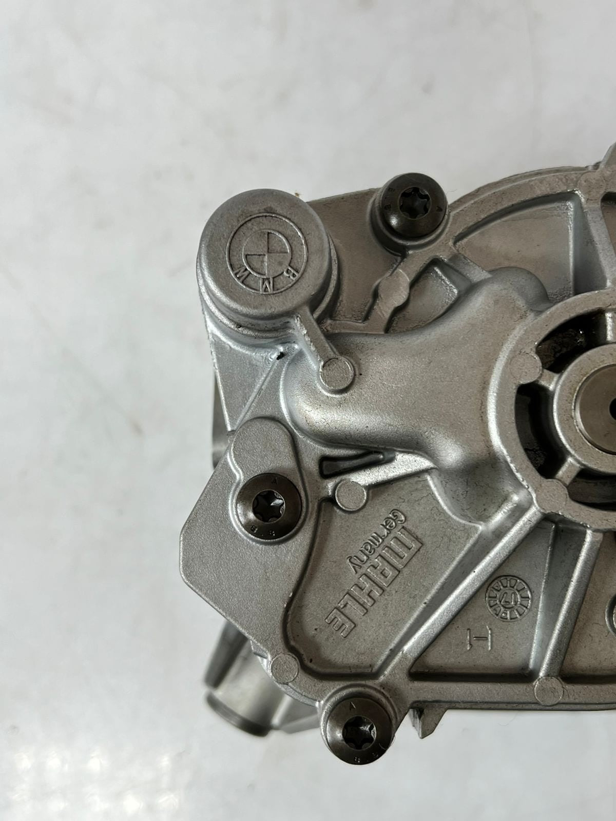 2016-2019 BMW 5 Series G30, X5 xDrive M50i Engine Oil Pump Assembly 8601072 OEM