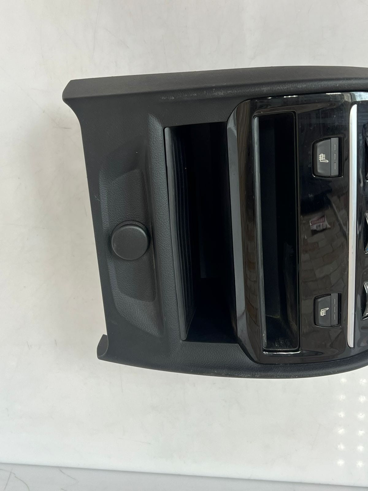 BMW F90 M5, G30, G31, G32 Rear Center Console Fresh Air Vent Grille 9357866 OEM 
