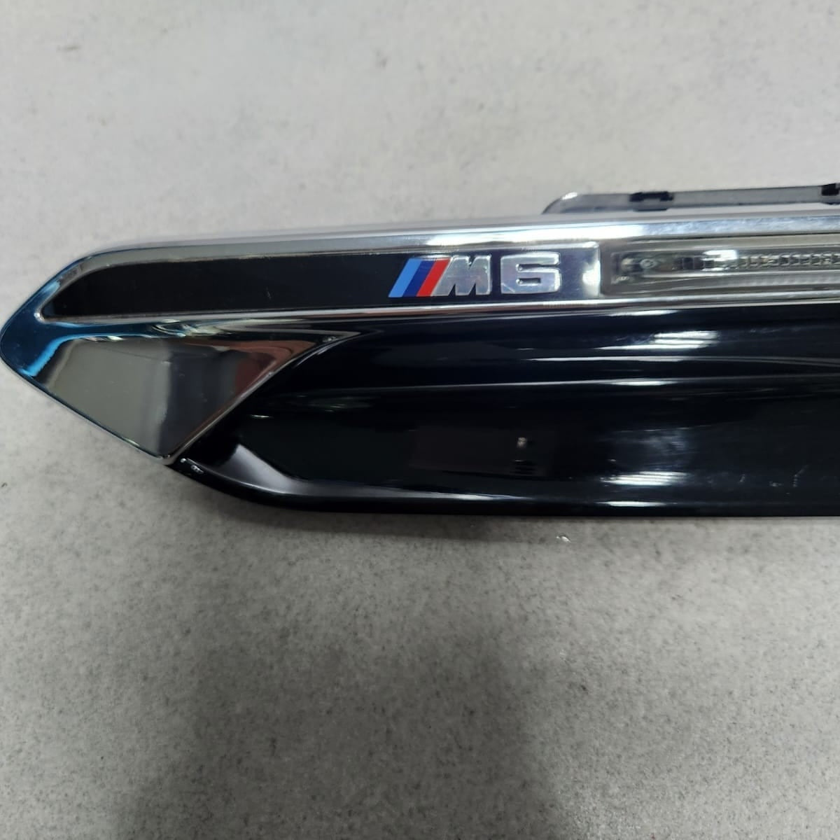 2012-2018 BMW M6 Front Fender Side Marker Light 8050519 M6 F06 F12 F13