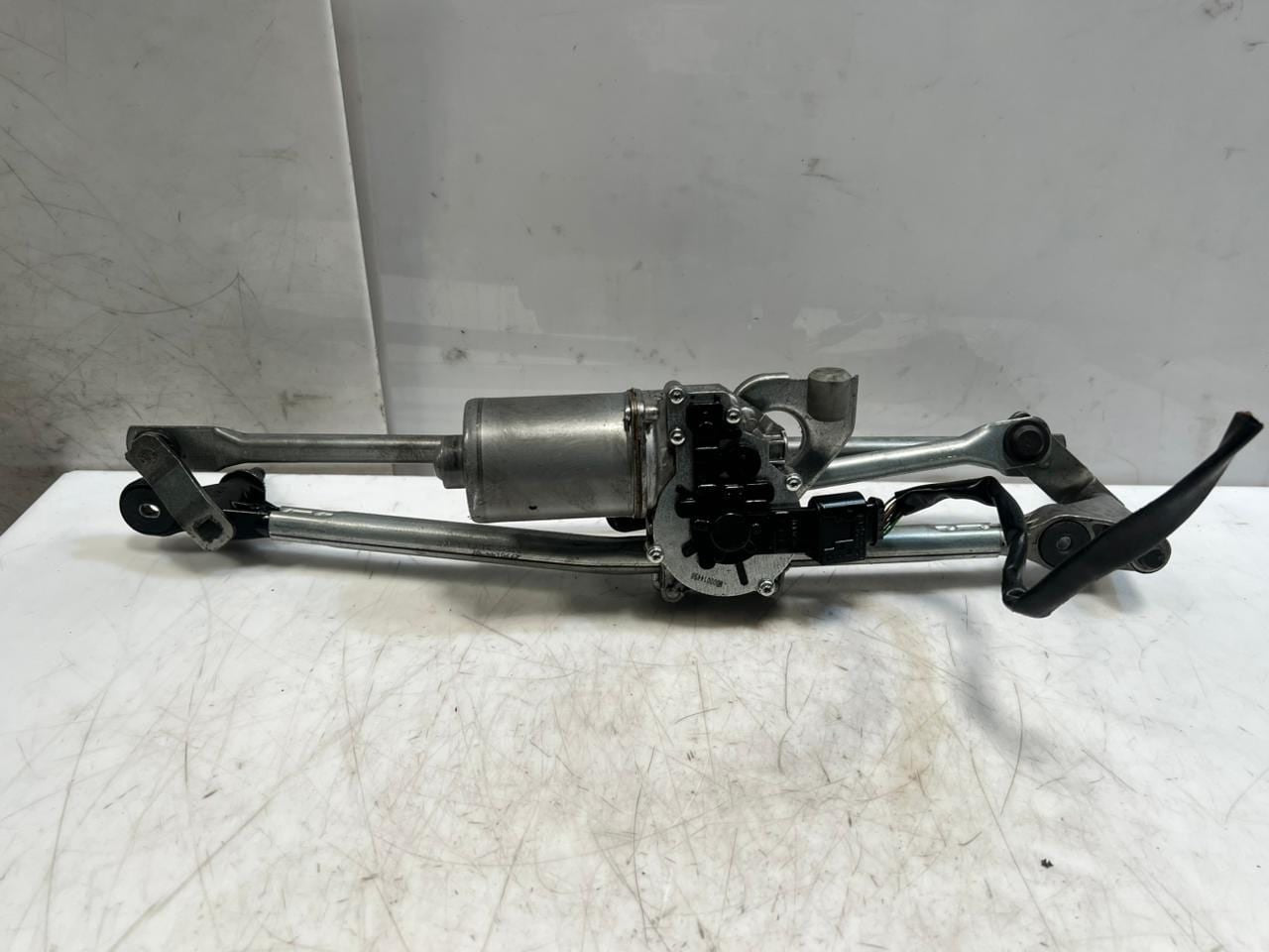 2010-2015 BMW X1 E84 Front Windshield Wiper Motor And Linkage 2992466 OEM