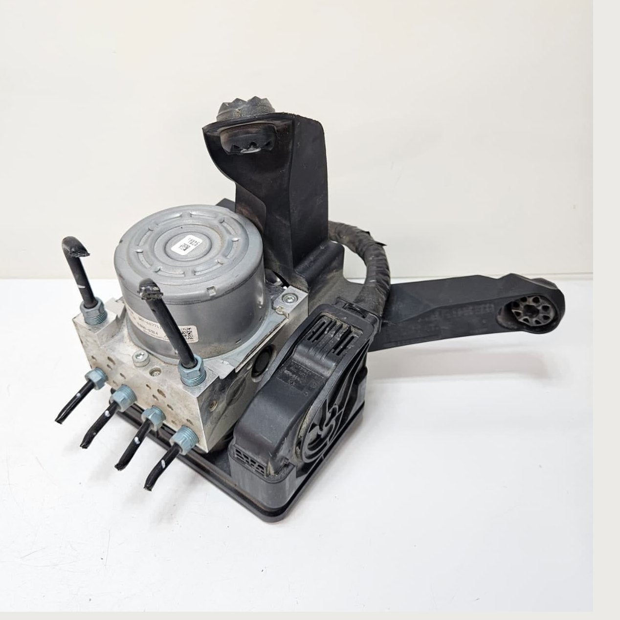 2014-2017 BMW i3 X1 F48 ABS Anti-Lock Brake Pump Control Module 6877112