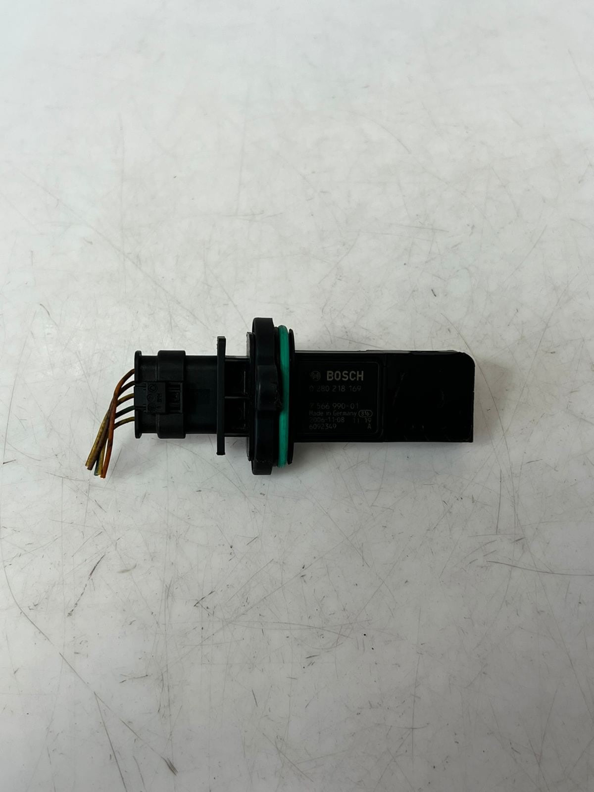 2010-2013 BMW 550i, 650i, 750i, and X6 4.4L Mass Air Flow Sensor 7566990 OEM