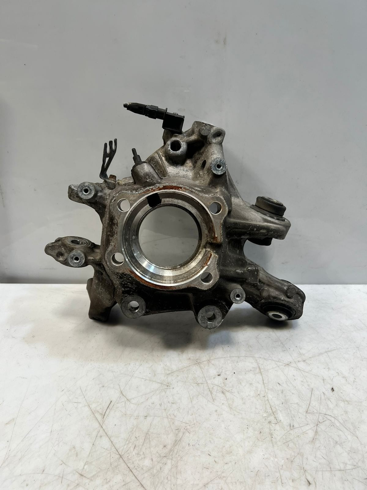 BMW 8 Series G14 G15 G16 Rear Wheel Hub Carrier Rear Left SPINDLE 6850563 OEM