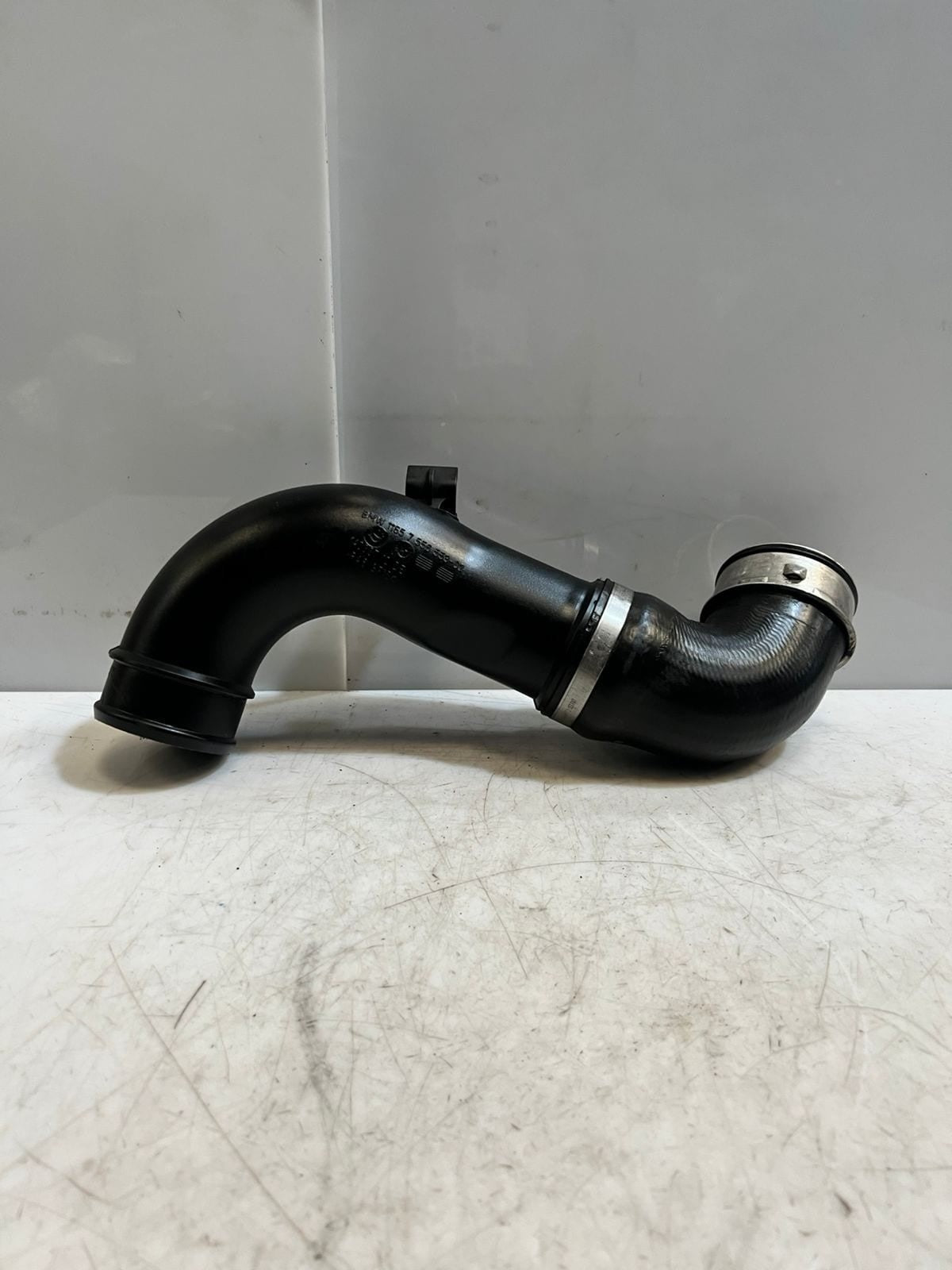 BMW E90 E91 E92 1' 3' 135i 335I Intercooler Charge Air Hose Front Left 7556553