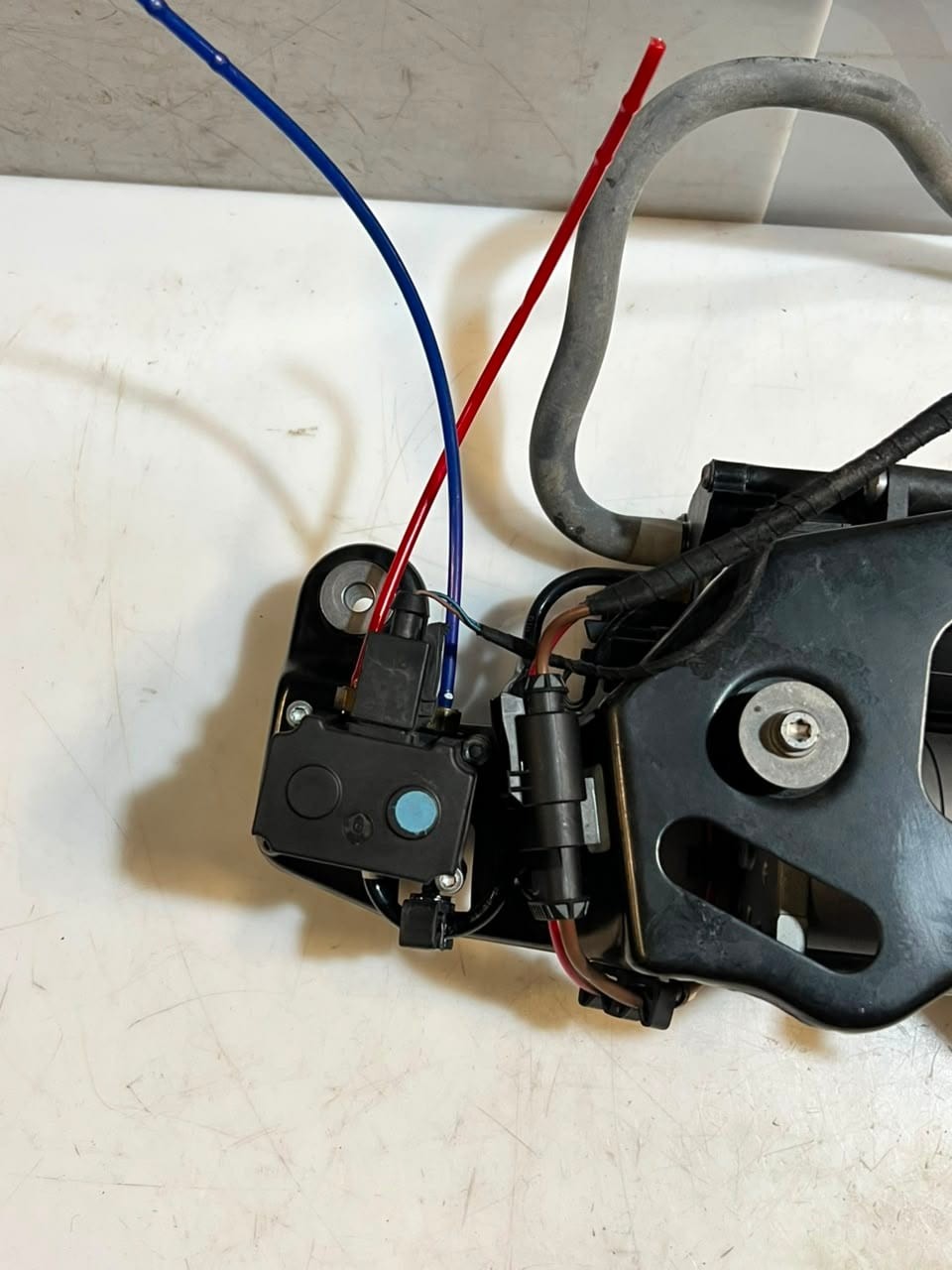 2013-2019 BMW X5 F15, F85, and X6 F16 AIR Suspension Compressor PUMP 26071611