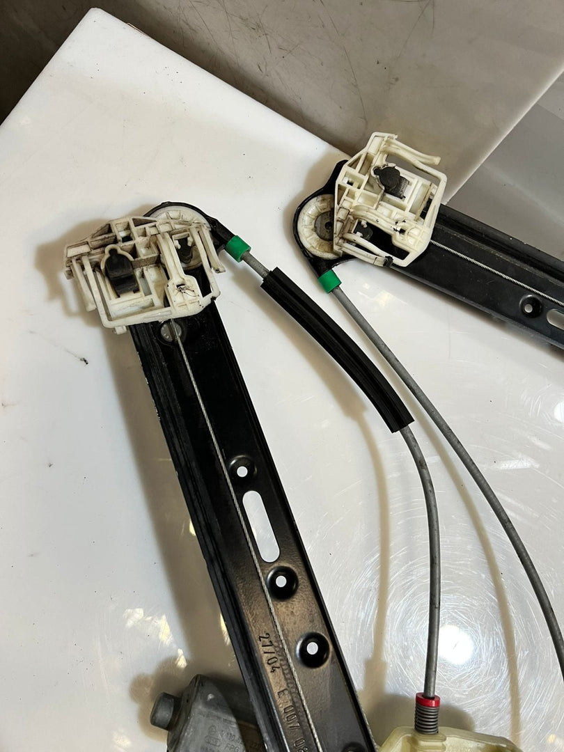 2004-2007 BMW X3 E83 Front RIGHT Door Window Regulator With Motor 7083011 OEM