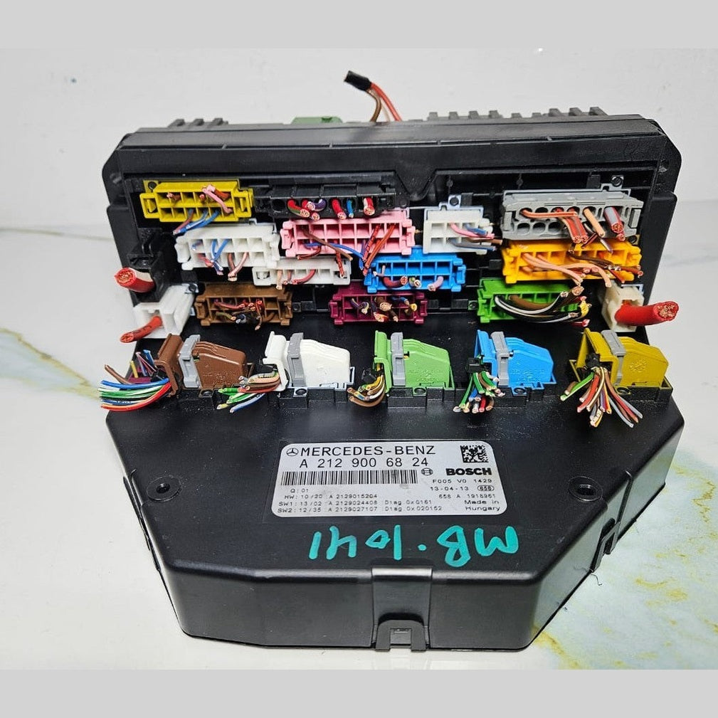 10-16 Mercedes-Benz W212 W204 Front SAM Module Relay Fuse Box A212 9006824 OEM
