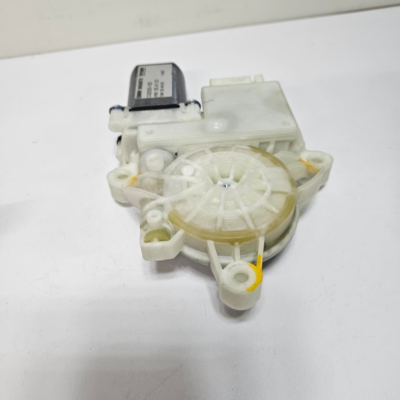 2019-2025 BMW X5 G05 X7 G07. Door Window Motor 9450070 Front Right