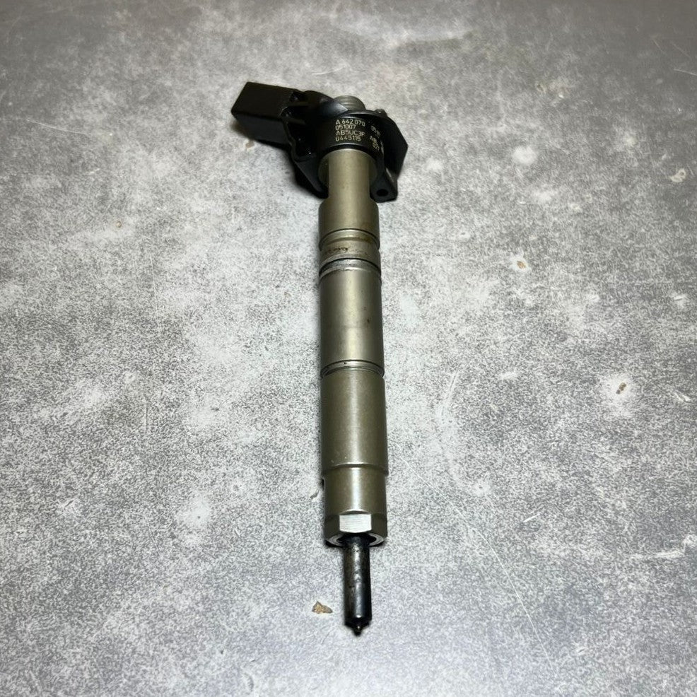 Genuine Mercedes W164 Fuel Injector Sprinter 3.0L OM642 A642 0700587 Oem Diesel
