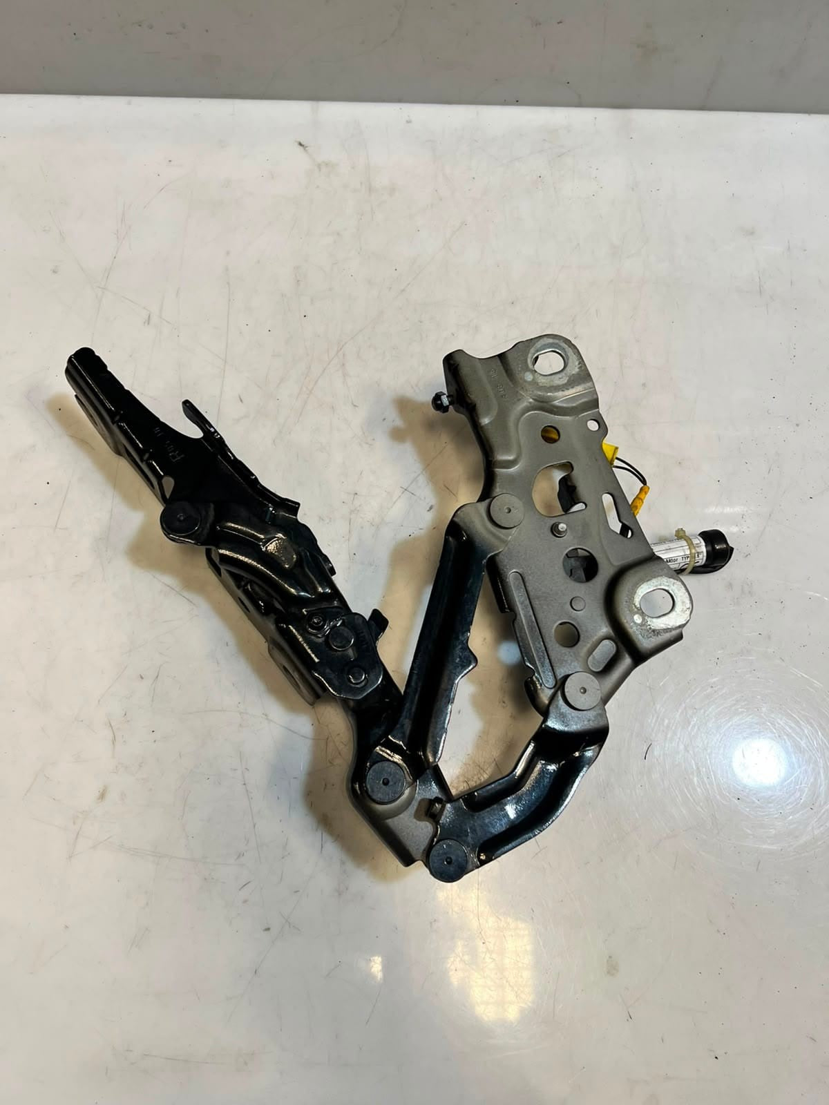 2016-2020 BMW 740i 7 Series G11 G12 750I ENGINE BONNET Hood Hinge 7347408 OEM