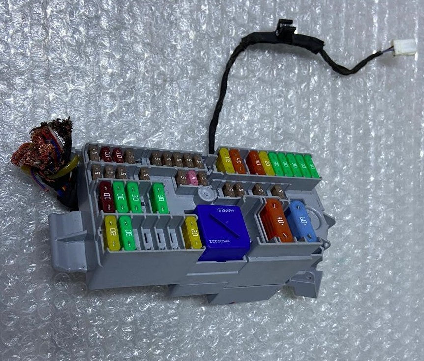 BMW M340i 330i 330e G20 G26 Front Power Distribution Fuse Relay Box 6807487