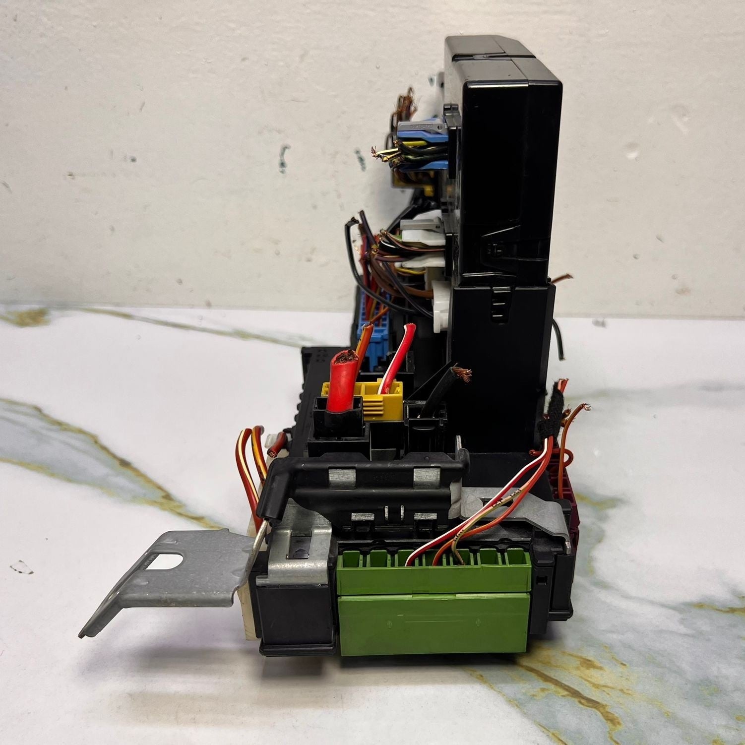 Mercedes-Benz W212 E300 Rear Sam Fuse Relay Box Module 212 9060105 E-Class E350 