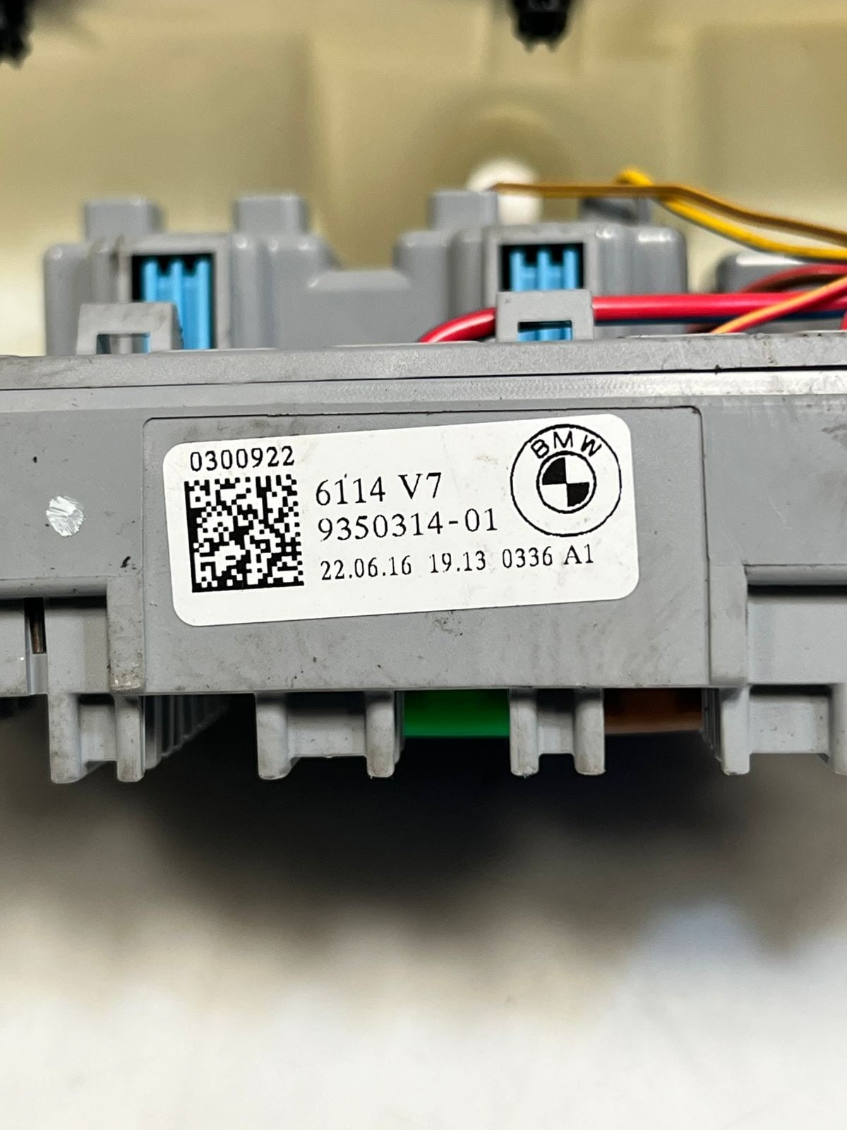 BMW 330i G20 G21 G30 G31 G11 FRONT LEFT SIDE POWER DISTRIBUTION Fuse Box 9350314