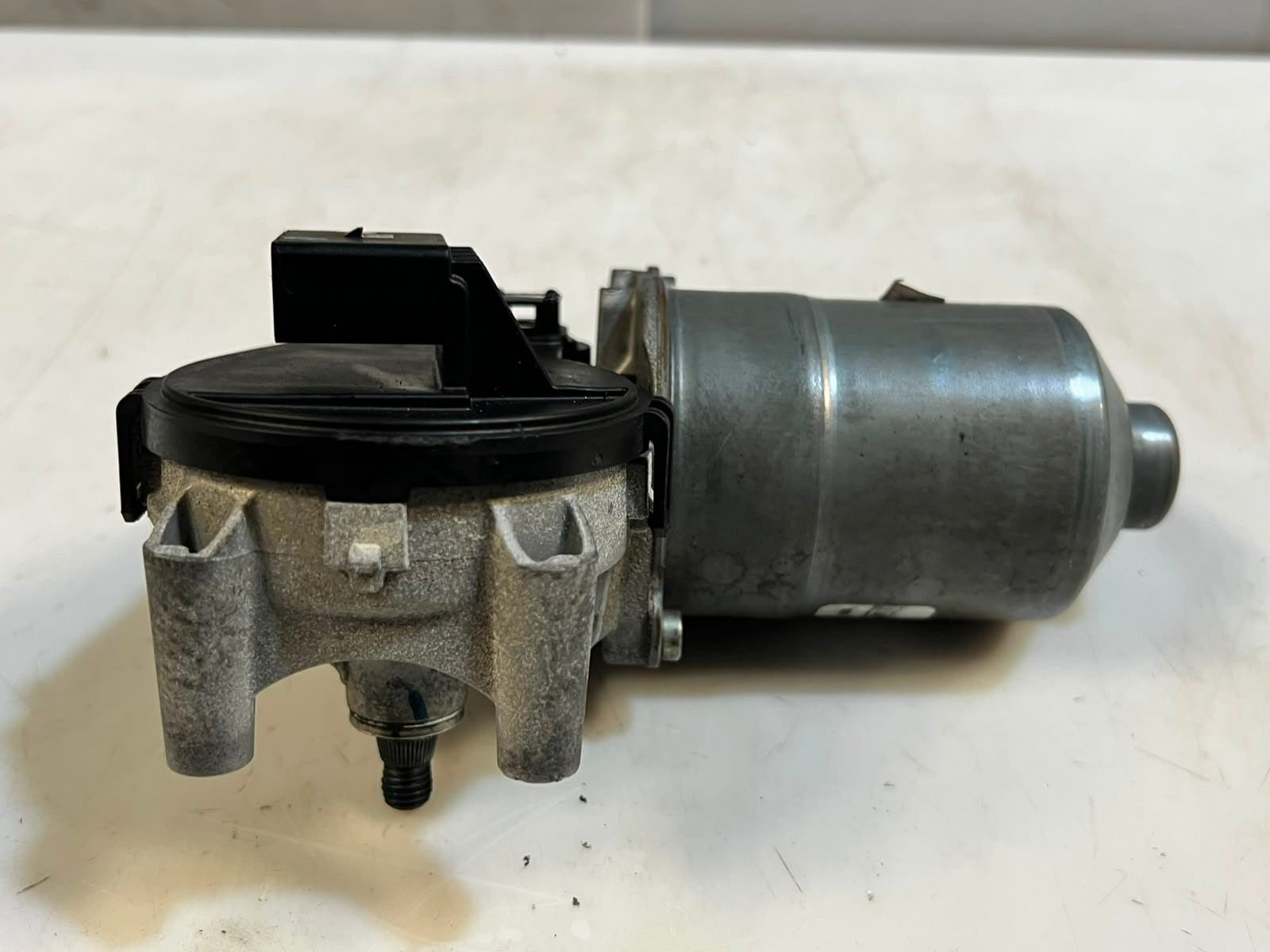 BMW X1 Series F48 RHD Front Windshield Wiper Motor 0390243529 OEM