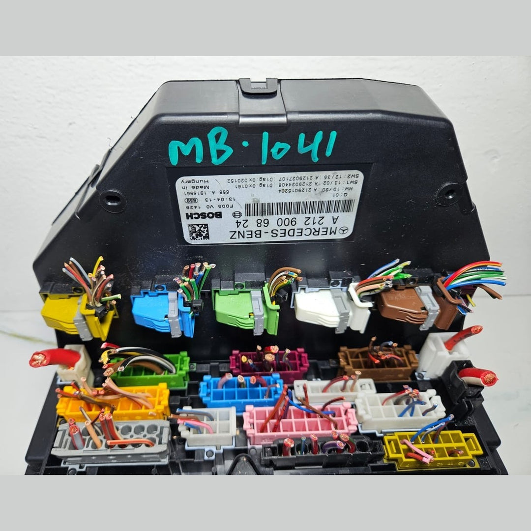10-16 Mercedes-Benz W212 W204 Front SAM Module Relay Fuse Box A212 9006824 OEM