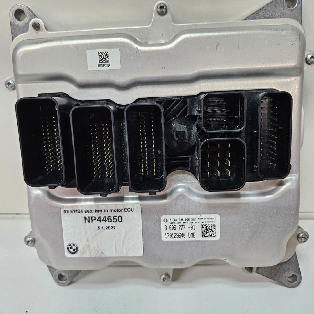 8606777-2013 BMW F10 F11 F25 F30 N20 Engine Control Unit 