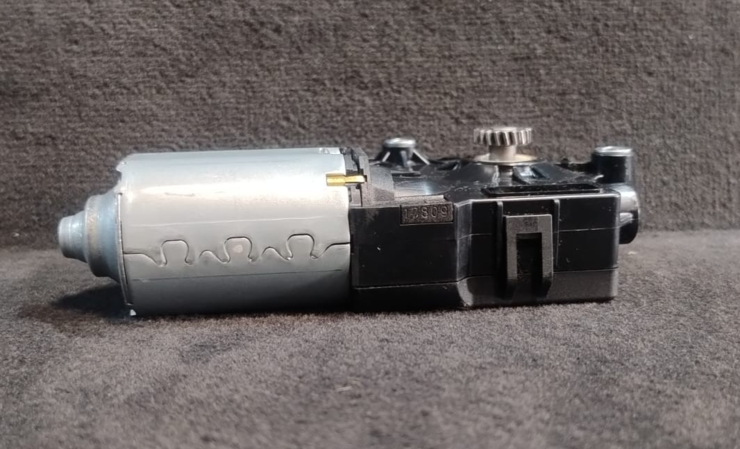 BMW E90/E92 F10 SUNROOF SLIDING/TILTING MOTOR OEM P/N 7193398