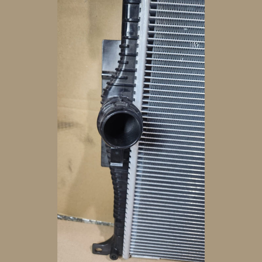 2015-2021 BMW 320i Engine Cooling Radiator 8652497 F20 M140 F22 F23 F87 230i