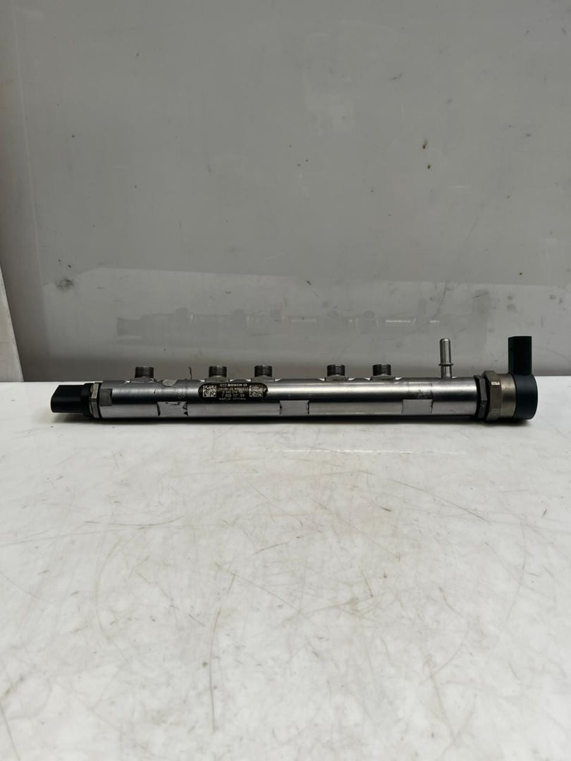 BMW 1' F10 F30 E90 E81 E87 N47 2.0L Fuel Injection Rail With Sensor 7809127 OEM